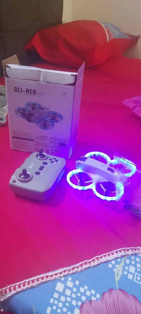 Drone pouco tempo de uso na caixa funcionando perfeitamente 