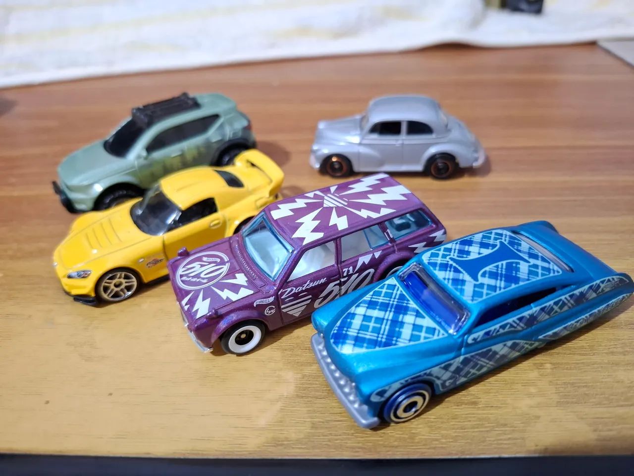 4 HotWheels diversos com 1 T-Hunt + brinde!