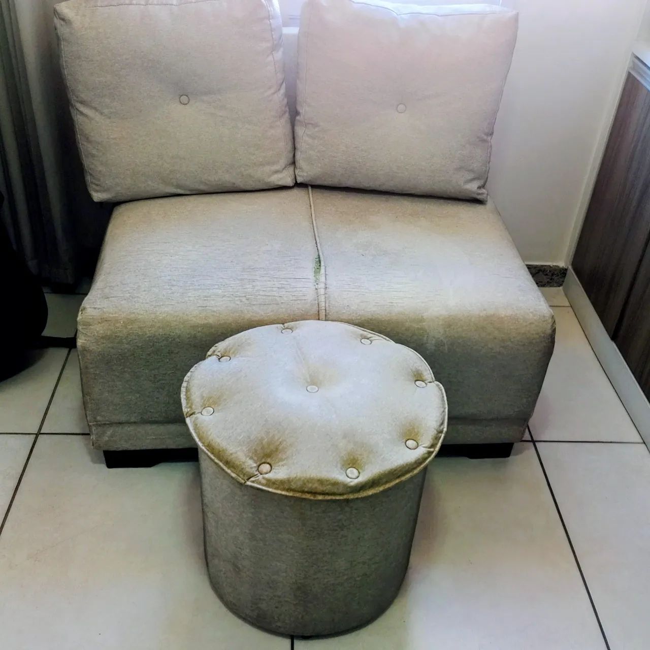 Sofá dois lugares mais puff