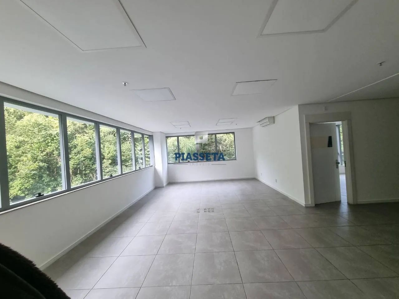 Sala com 92,77m² com vista para área verde pronta para uso no SC 401 Square Corporate - Foto 3