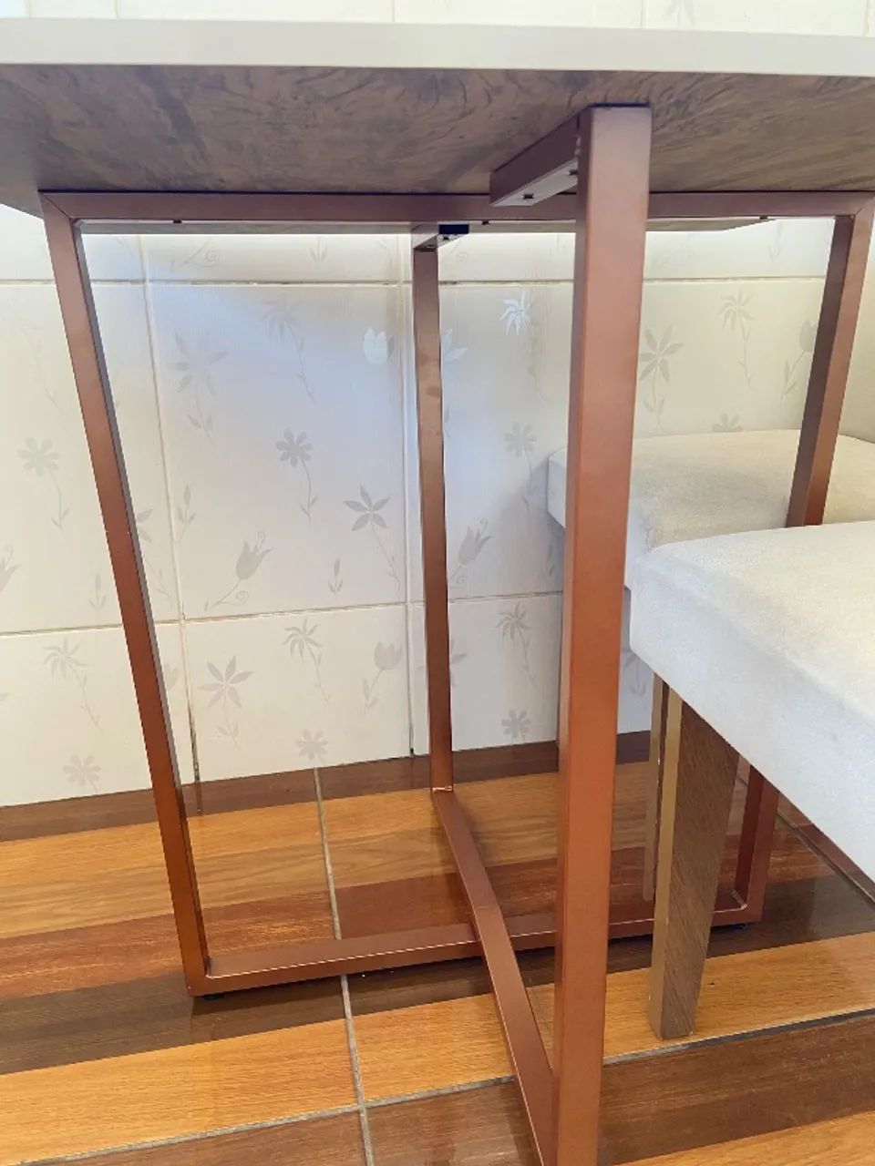 Mesa com três cadeiras acolchoadas - Foto 3