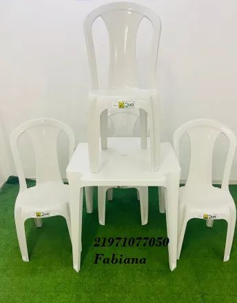 Conjunto plastico de mesa com cadeiras 