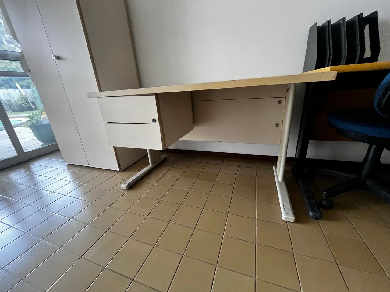 Mesa de escritório com 2 gaveteiros - Foto 3