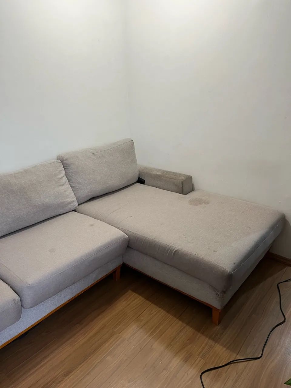 Sofá com chaise tecido em linho 3 lugares usado