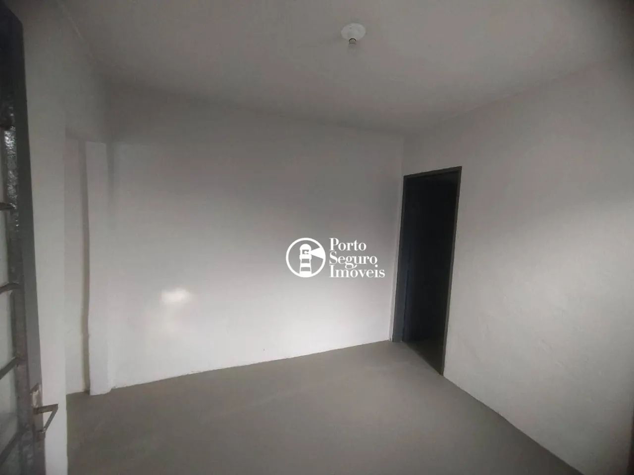 Uma casa de Fundos com 02 quartos, sala, cozinha, banheiro e quintal.
