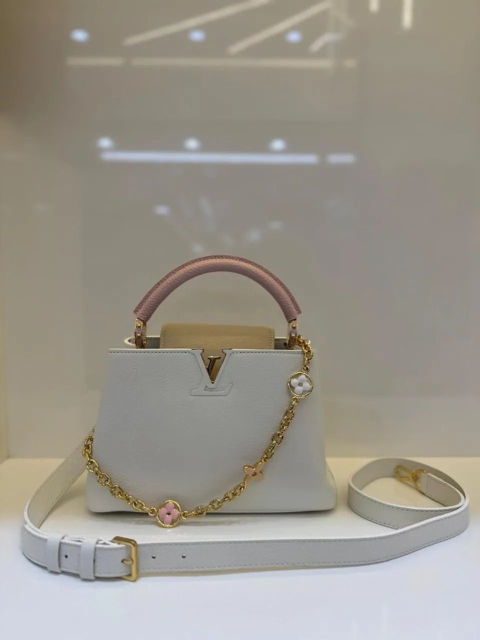Bolsa Capucines BB Louis Vuitton  - Foto 3