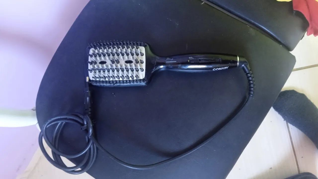Escova elétrica, pode ser usada com cabelo molhado.