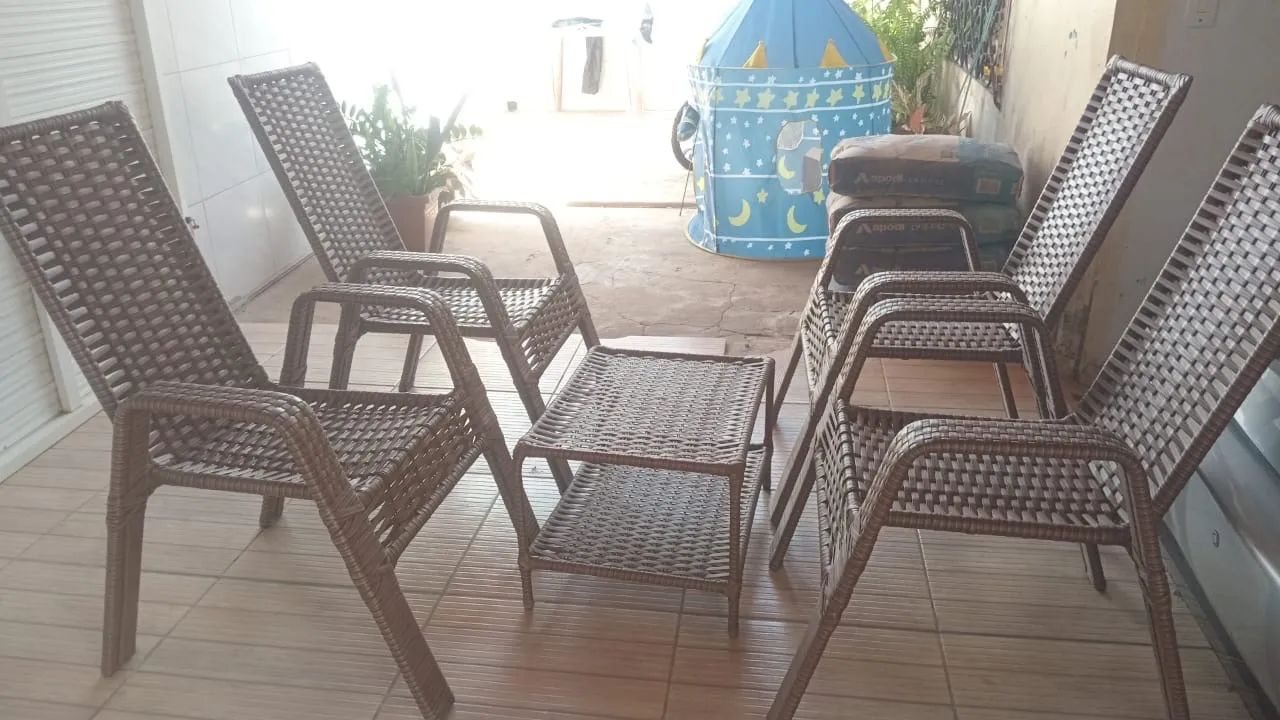 Mesa e cadeiras 