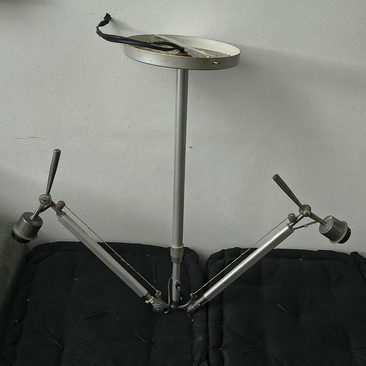 Luminária articulada de metal