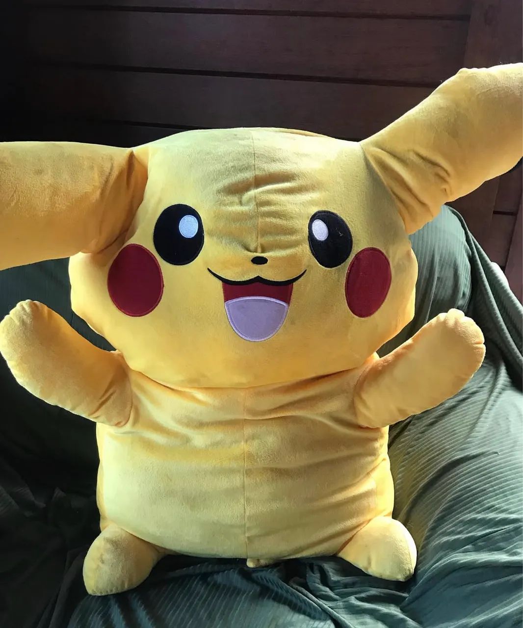 Pokemon Pikachu gigante 
