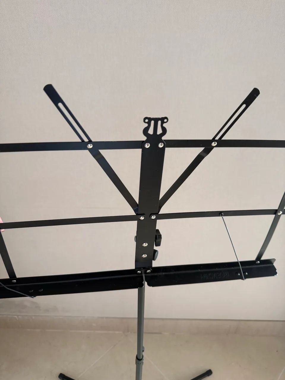 Estante de Partitura Dobrável com altura de 50 cm a 1,60  - Foto 3