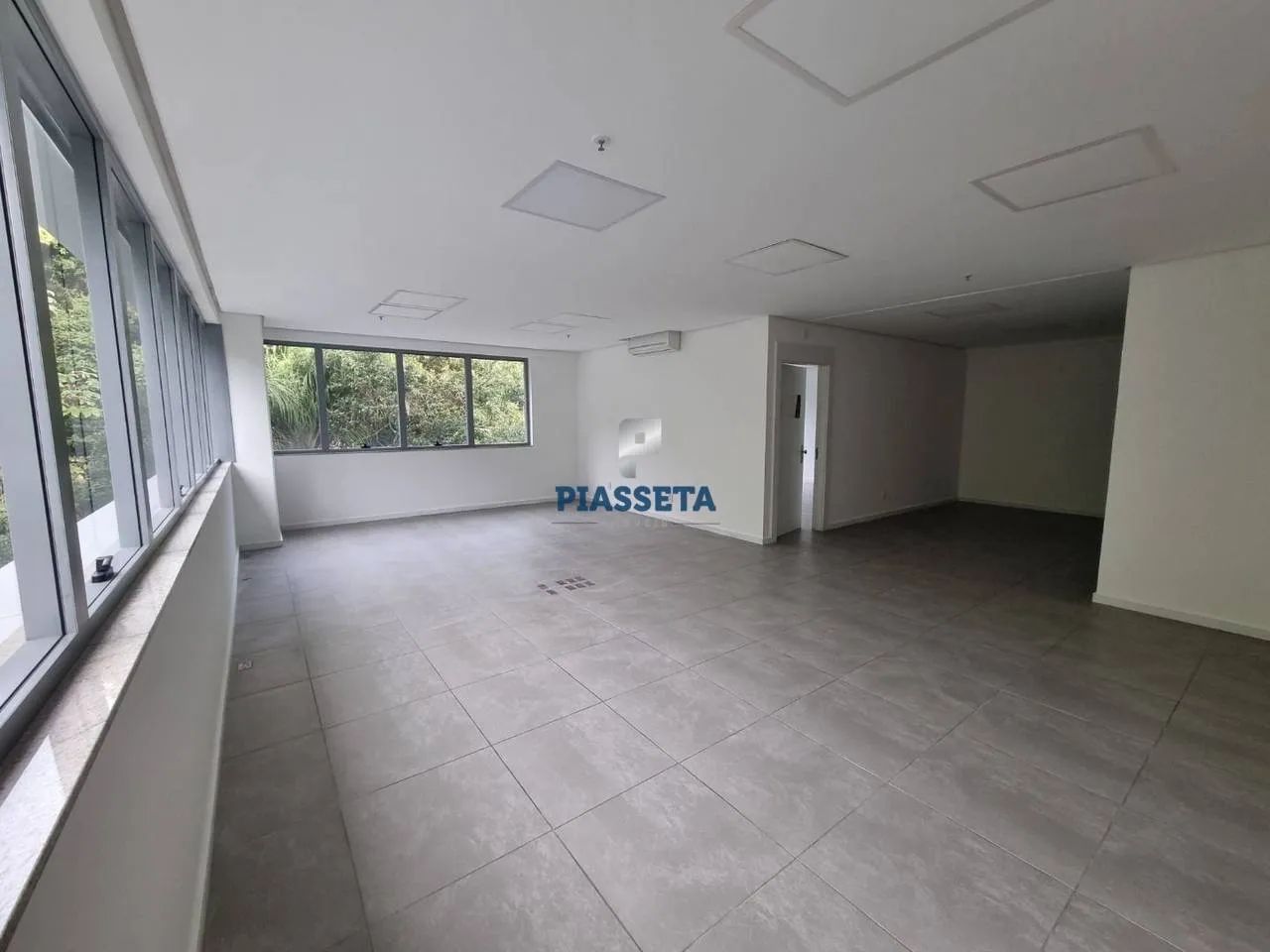 Sala com 92,77m² com vista para área verde pronta para uso no SC 401 Square Corporate - Foto 2