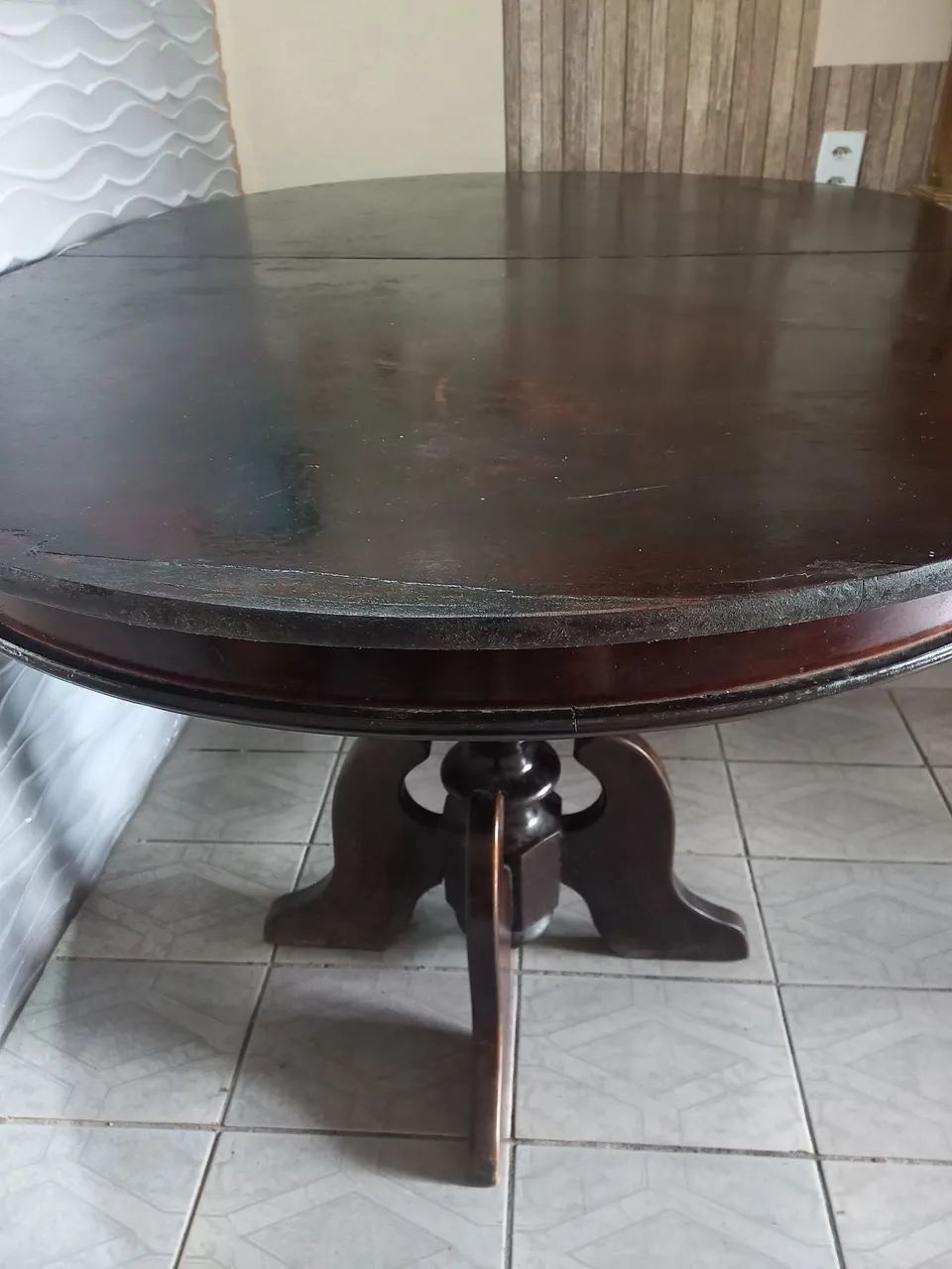 Uma mesa antiga de madeira  - Foto 2