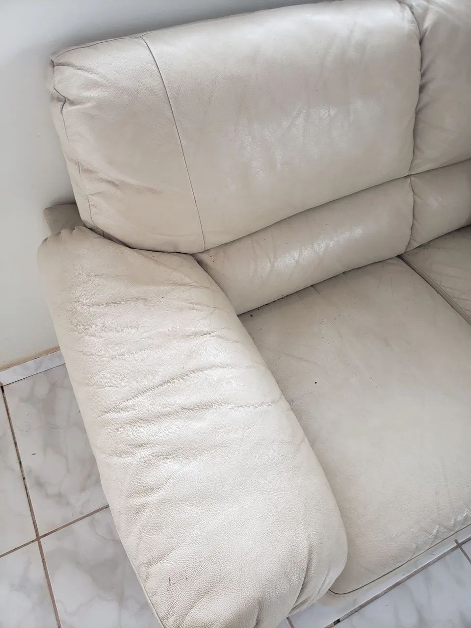 Sofá 2 lugares. Bege. Couro.  - Foto 2
