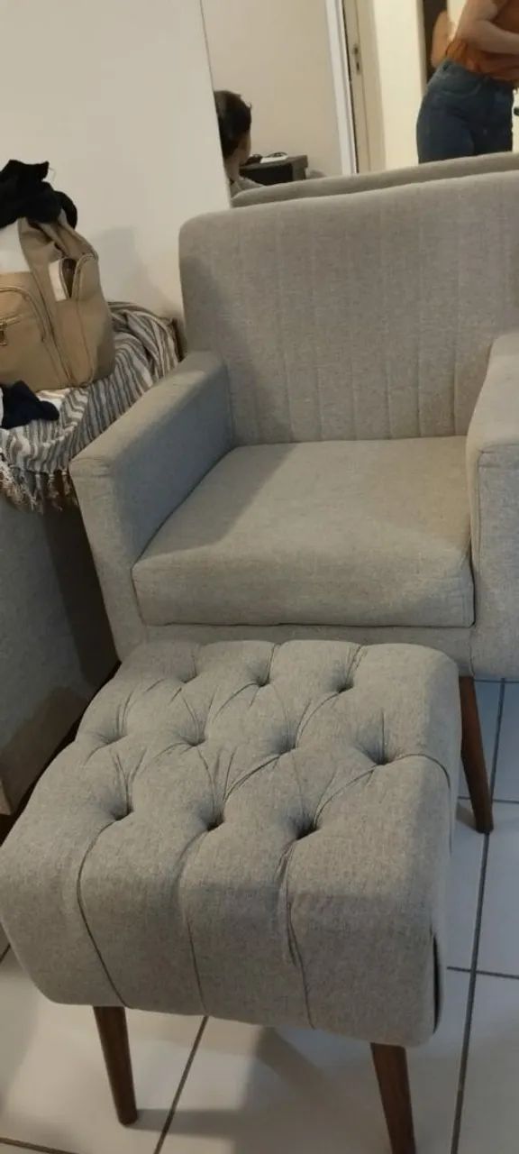 Poltrona com puff na cor cinza - Foto 3