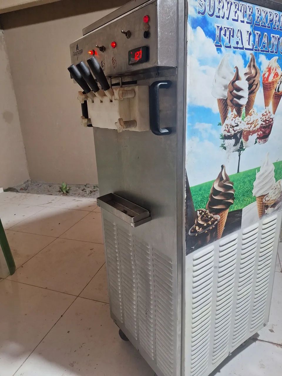 VENDO MAQUINA DE SORVETE ITALIANINHA - Foto 2