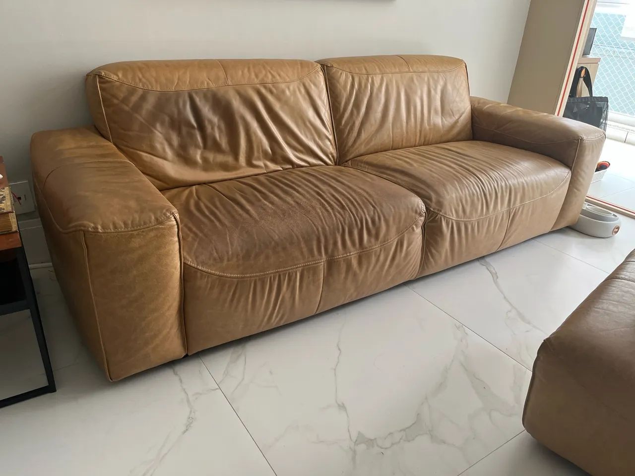 Sofá de couro 3 lugares Tok Stok 