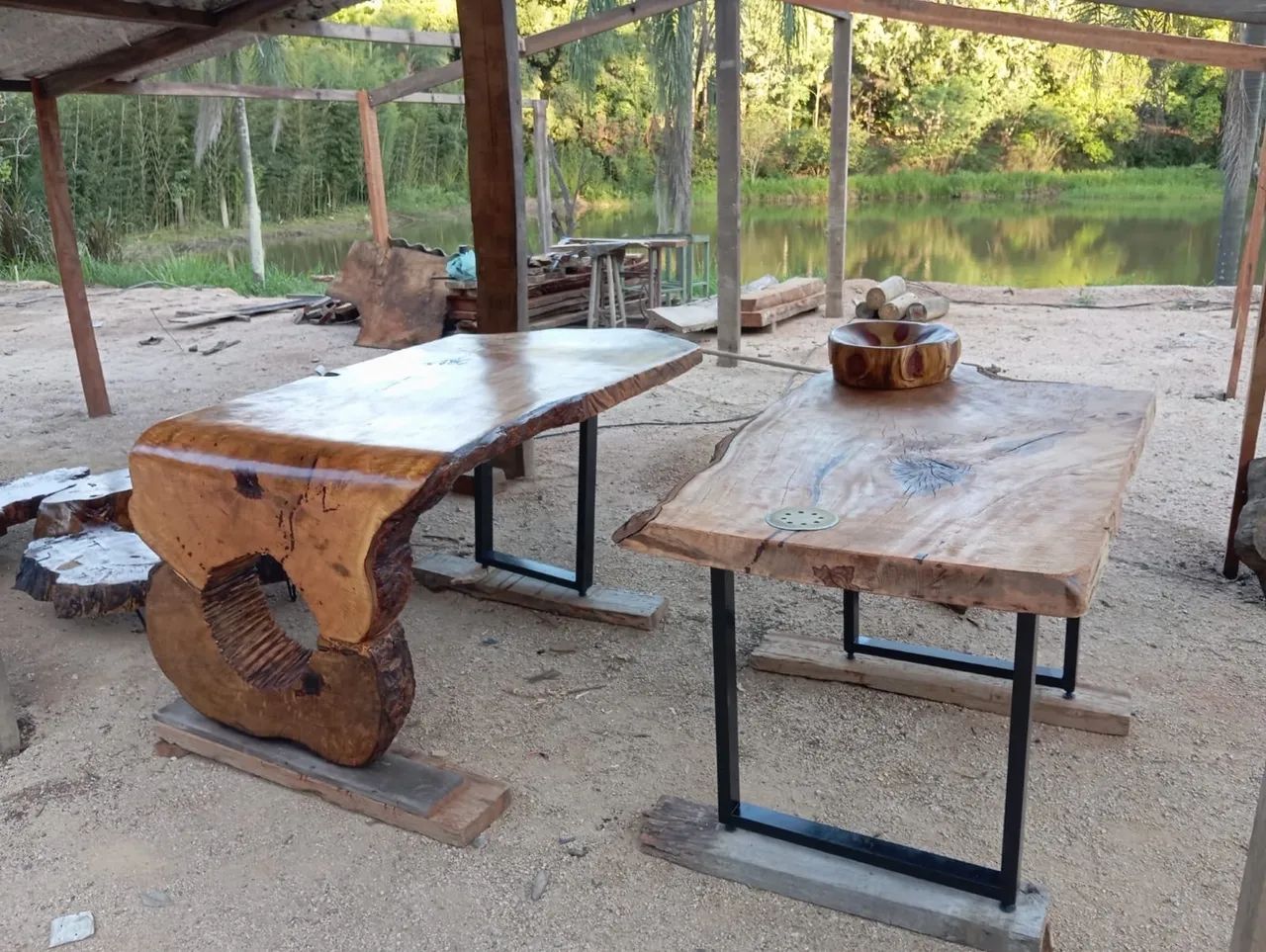 Mesa em madeira maciça pé de ferro