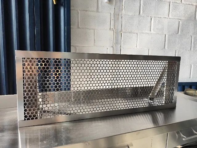 Prateleira inox tela moeda 1,90m com anteparo 