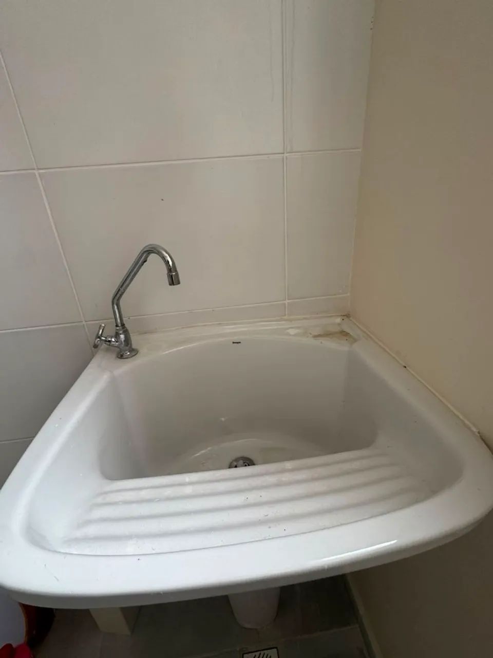 Tanque de Louça branco com coluna