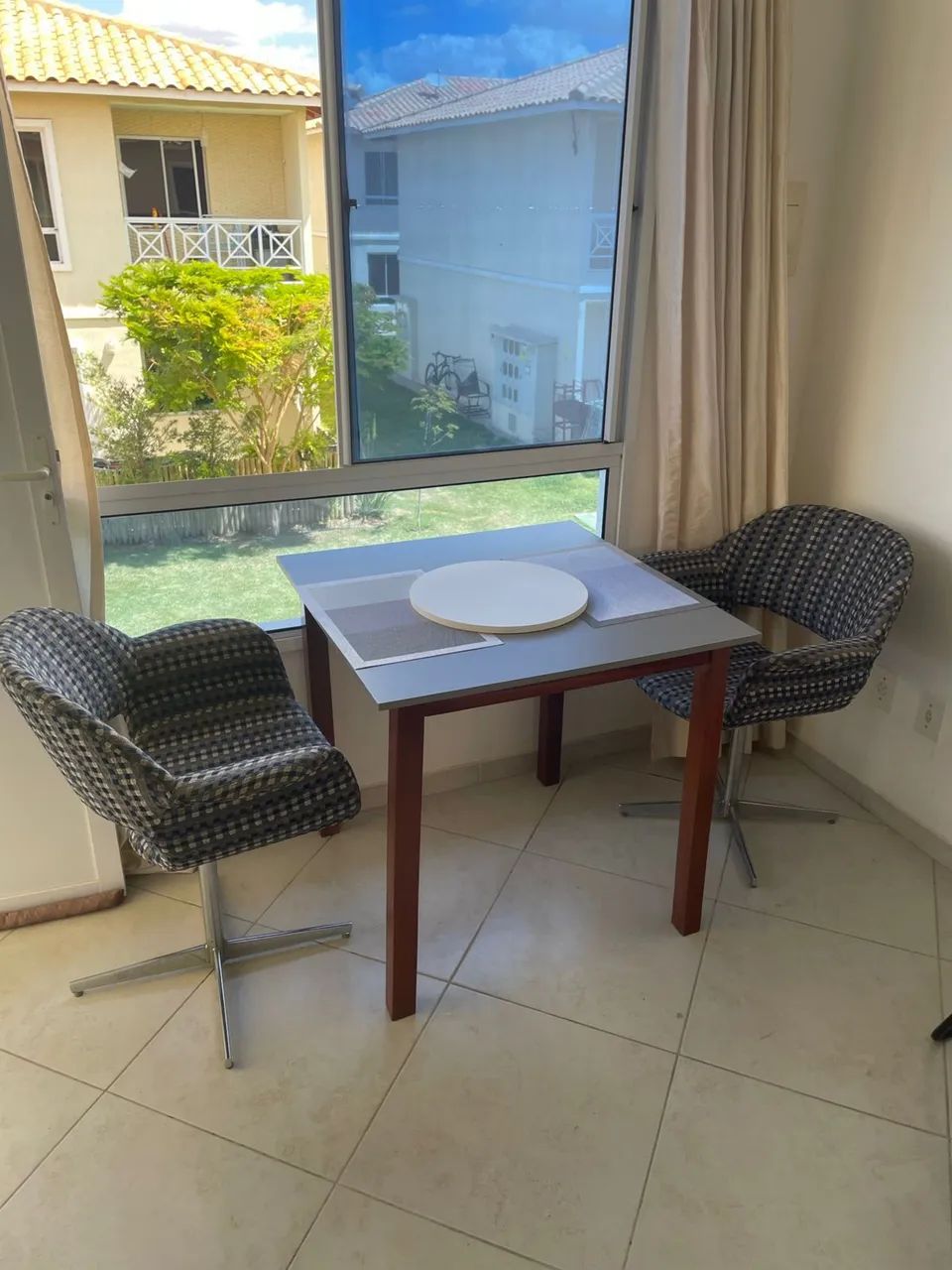 Mesa com 02 cadeiras 