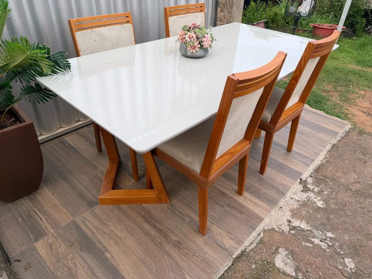Conjunto de mesa de jantar de madeira  com tampo de vidro - Foto 4