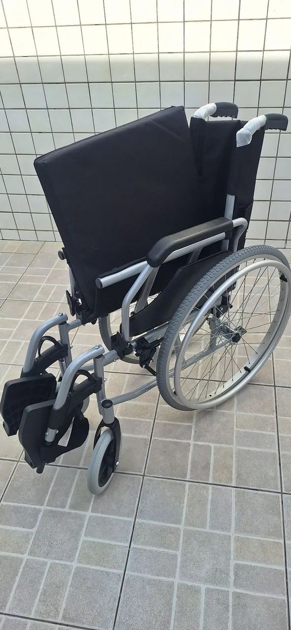 Cadeira de rodas Alumínio dobrável D600 Dellamed nunca usada - Foto 5