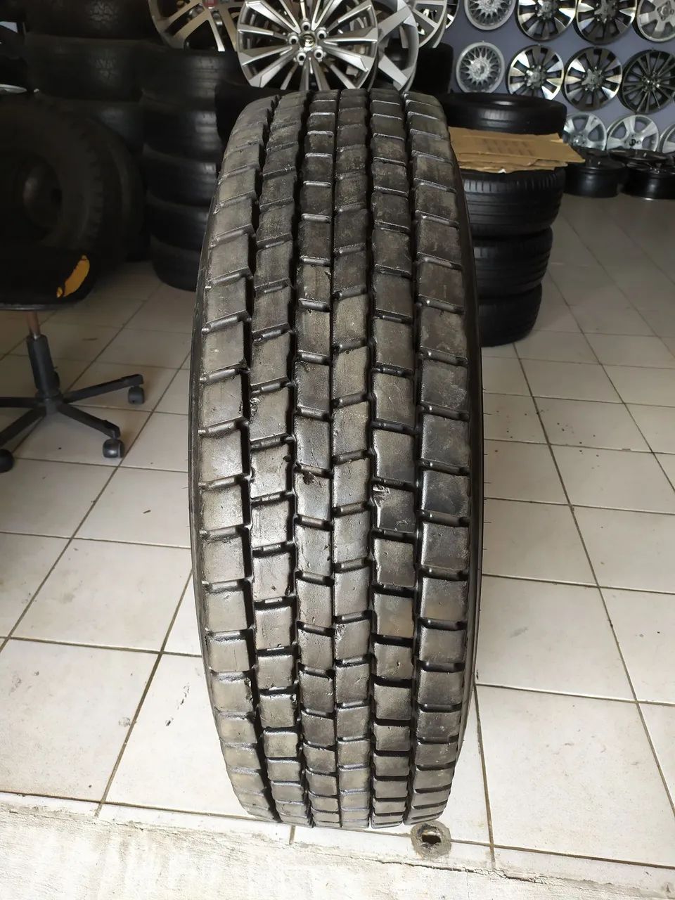 Pneu 295 80 22.5 seminovo - Foto 3