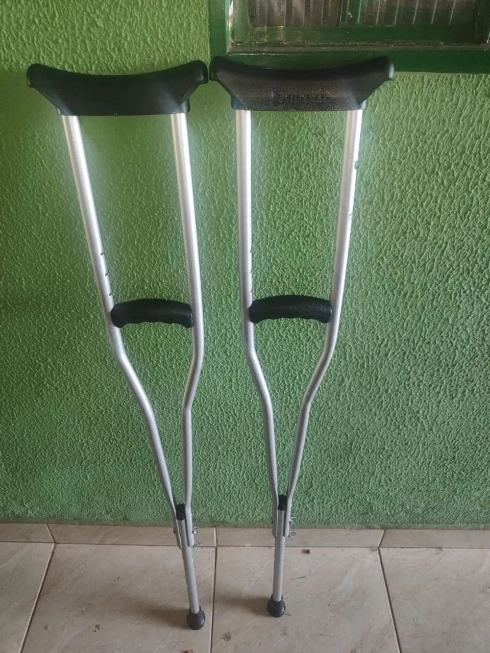 Par de muletas -- R$ 100