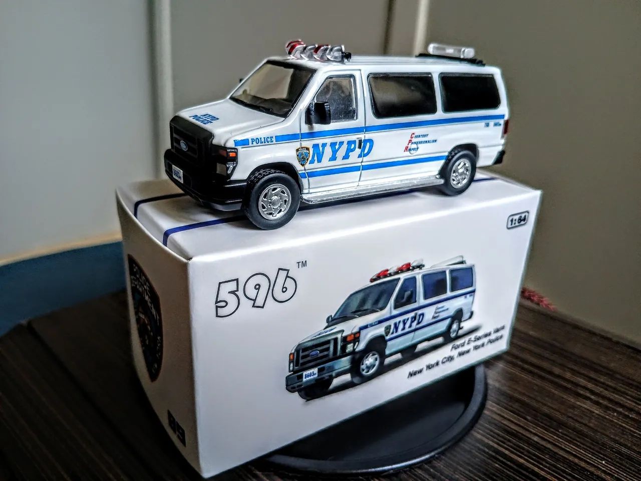 Miniatura 596 Models Ford E-Series Vans NYPD 1/64 - Foto 3