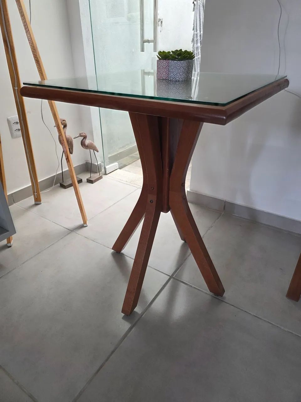 Mesa em madeira de 60x60 com tampo de vidro  - Foto 2