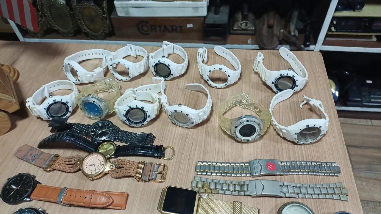 Relógios lote com mas de 30 peças completa e diversas peças  - Foto 5