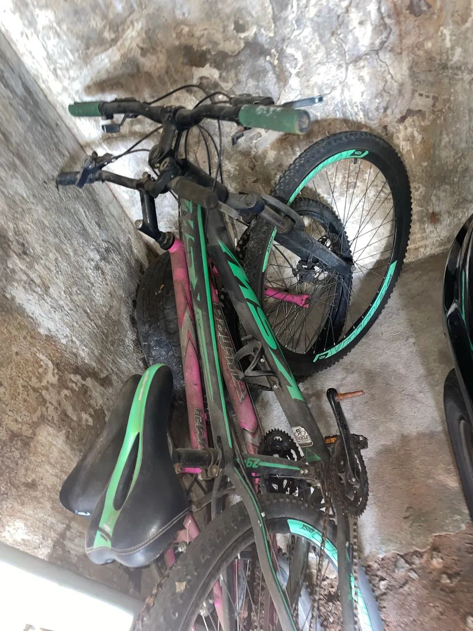 Bicicletas aro 26 e a outra aro 22