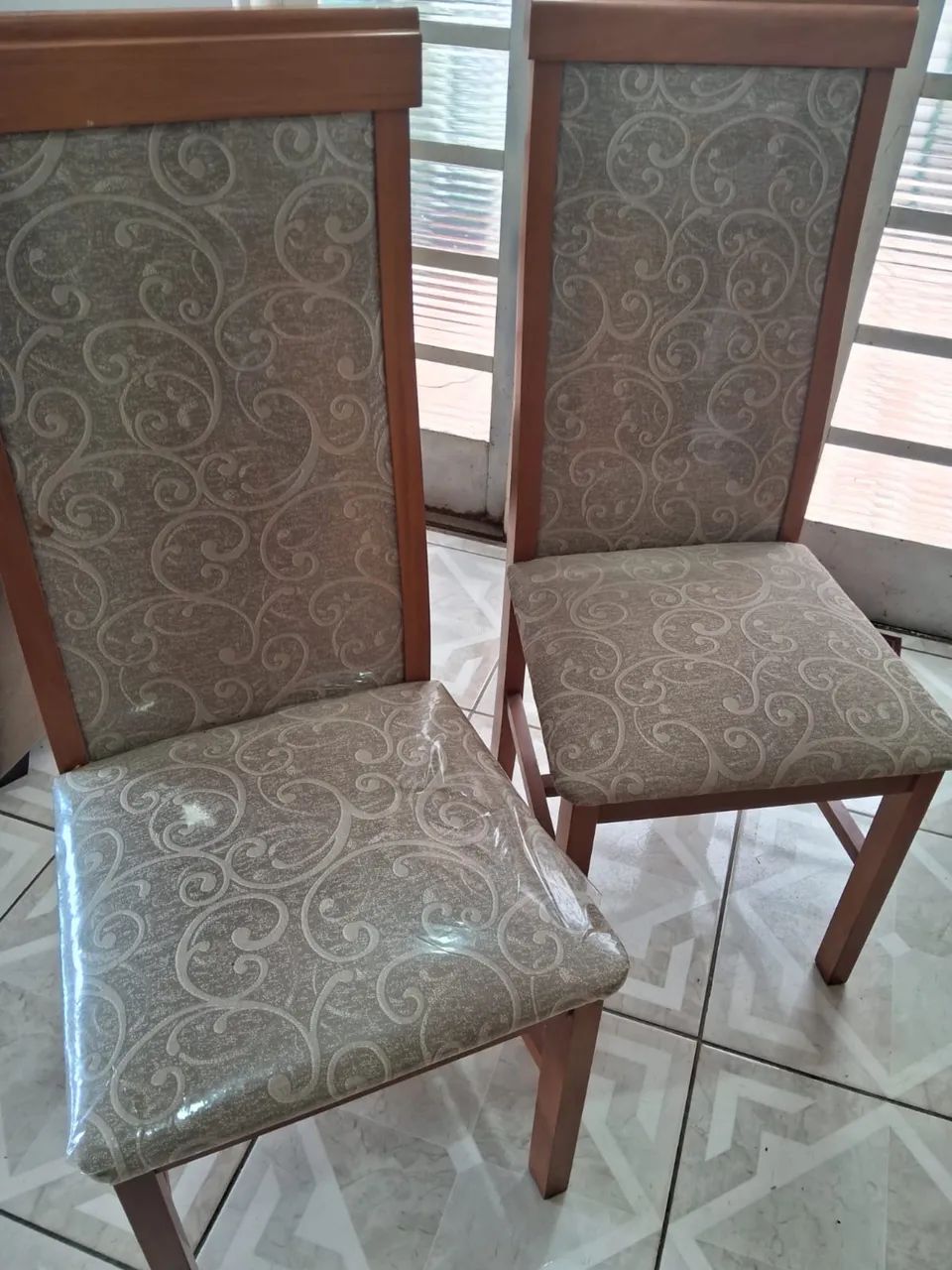 Mesa De Jantar em tampo de vidro com 6 cadeiras 