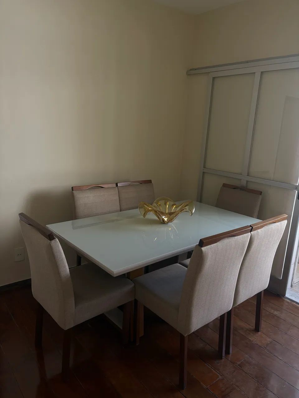 Mesa com 6 cadeiras!