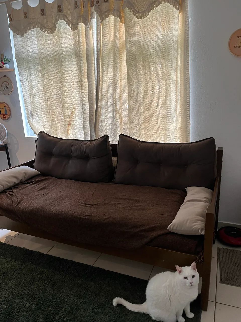 Sofá-cama de madeira, com almofadas e colchão inclusos - Foto 3