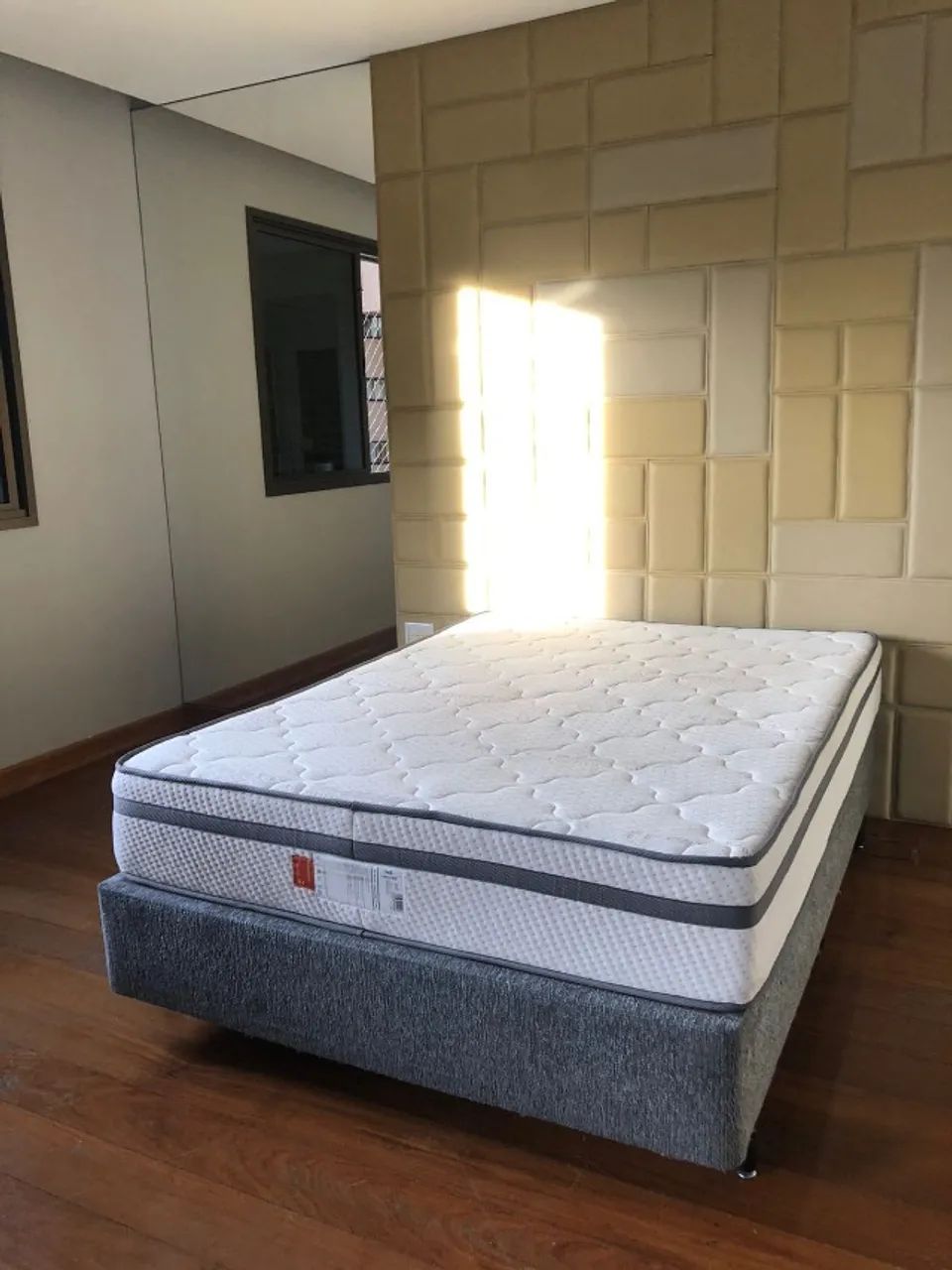 CAMA BOX DE MARCA IWS + travesseiros  - Foto 2