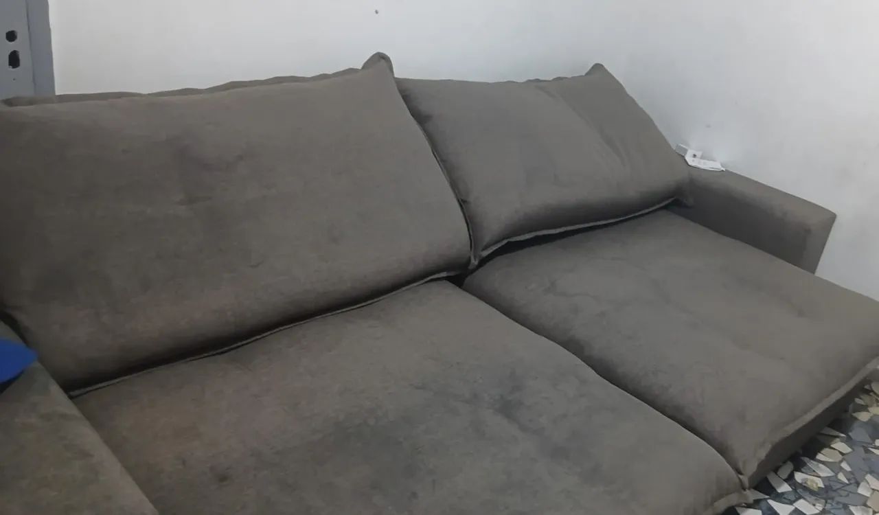 Vendo esse sofá por 500 reais ainda vou limpar ele