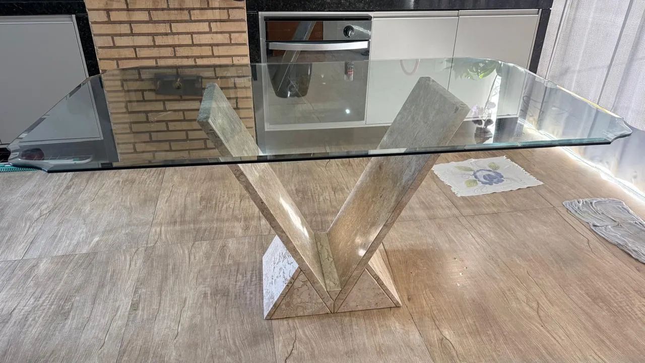 Mesa de mármore e vidro para 06 cadeiras