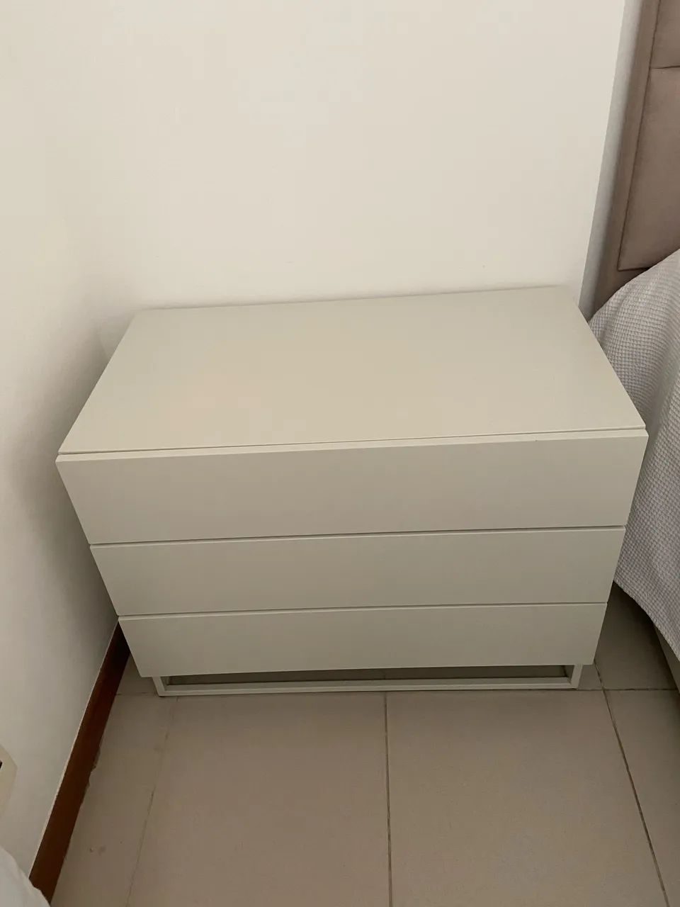 Mesa lateral para quarto 