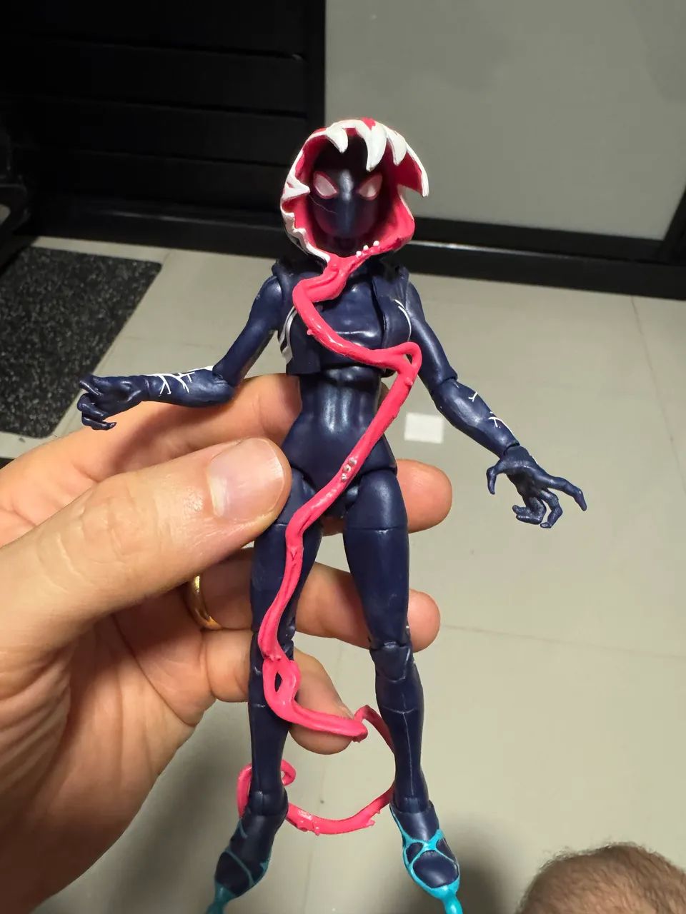 Marvel Legends Gwenom (Ghost-Spider Venomizada) - Foto 4