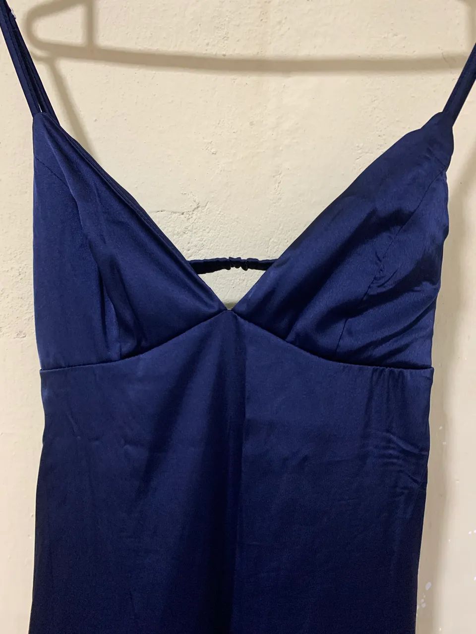 vestido de cetim azul marinho
