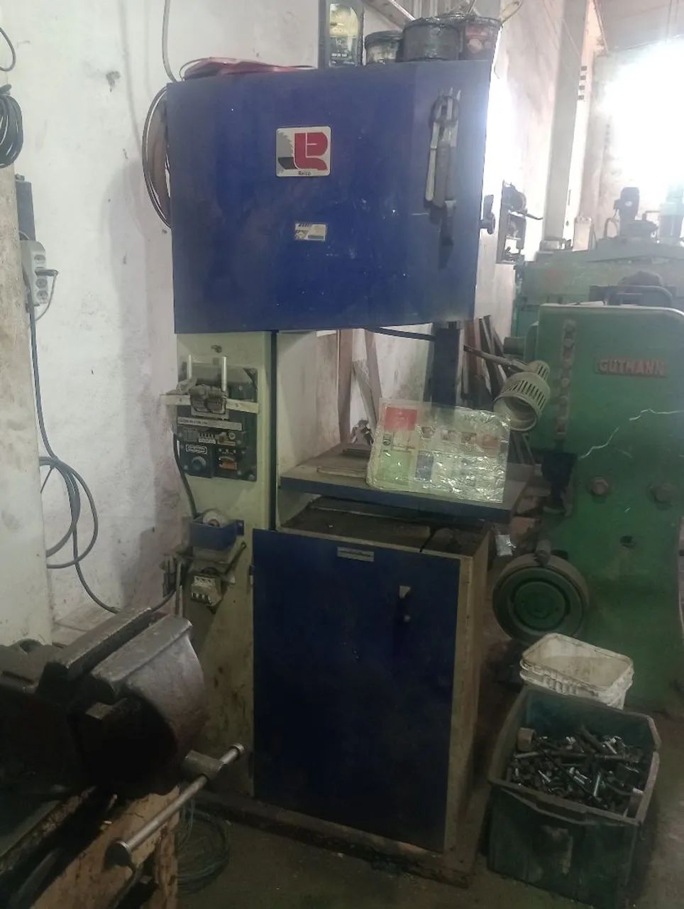 Serra de fita vertical