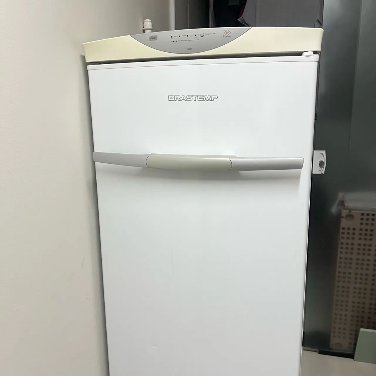 Freezer vertical 197L 