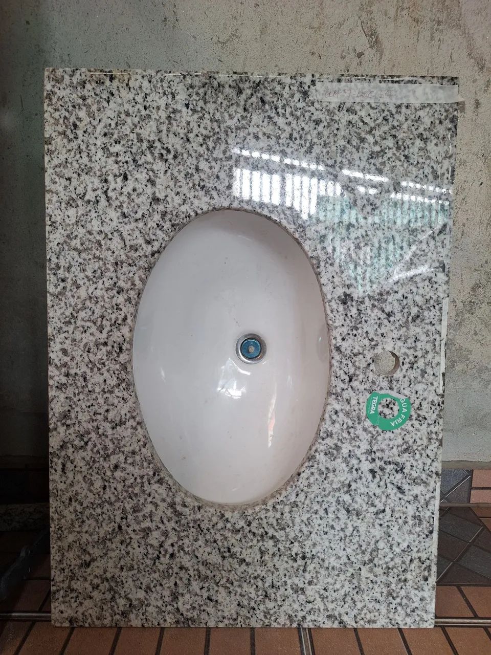 Pia de Banheiro em Granito com cuba - 77 x 55