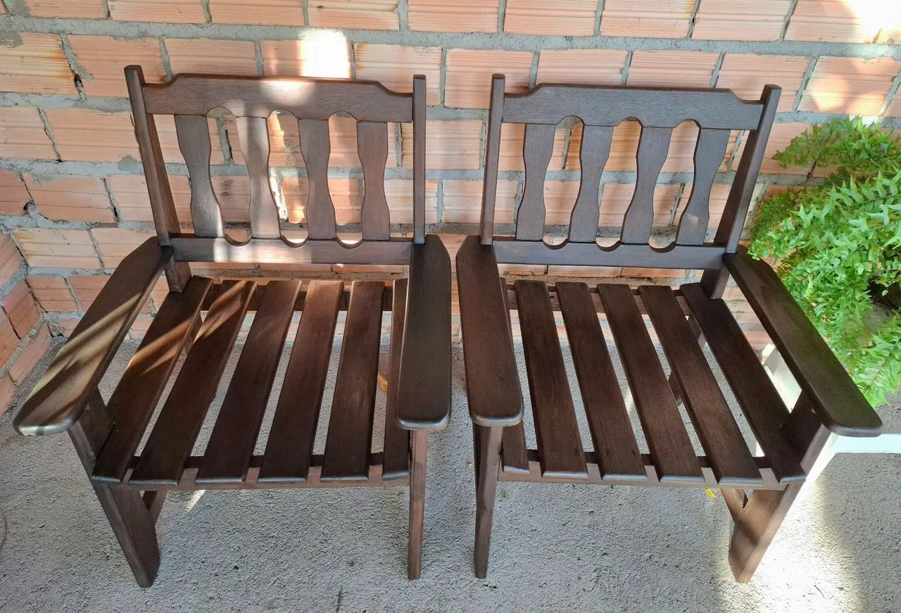 Poltronas de madeira maciça 