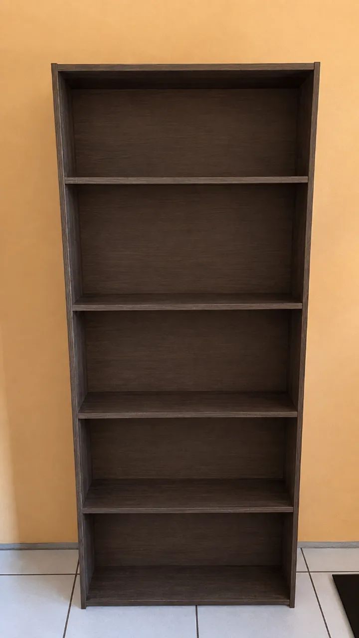 Estante vertical para livros com 5 compartimentos.