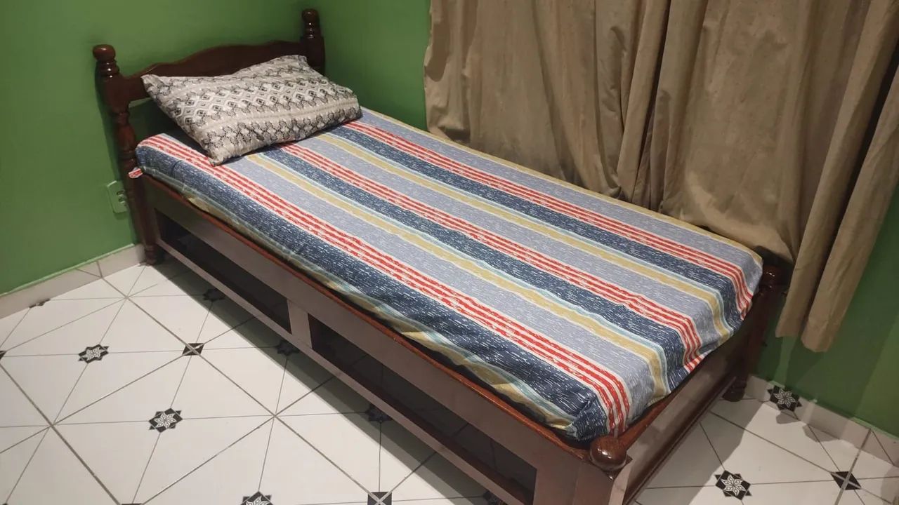 Cama de solteiro de madeira 