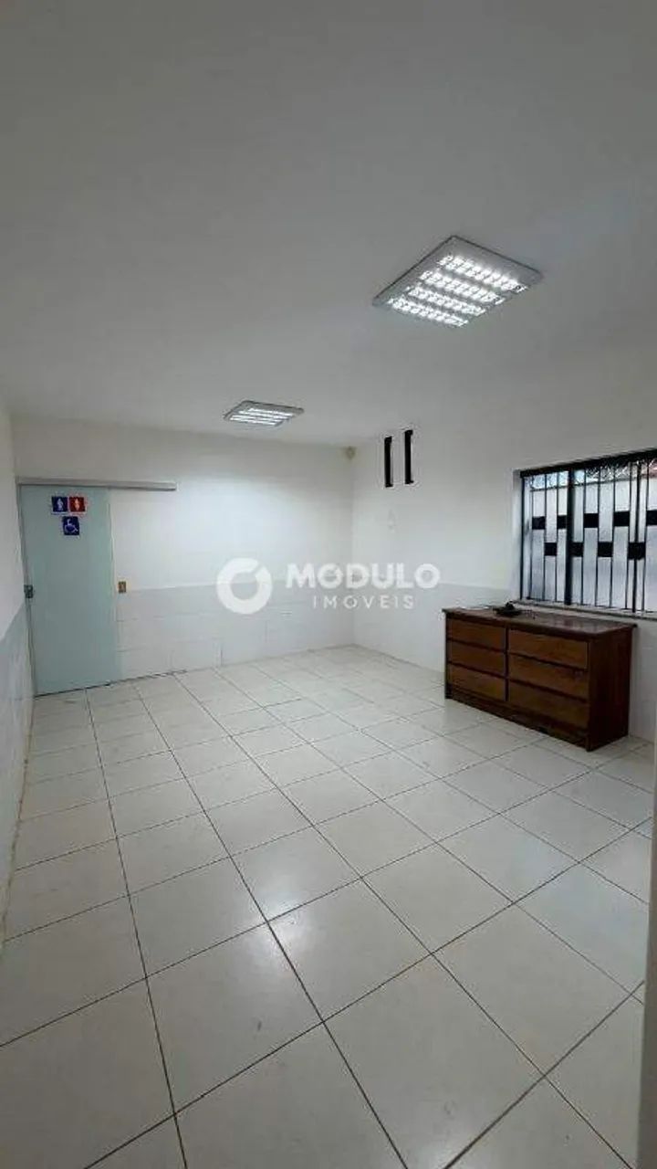 Casa comercial disponível para locação no bairro Martins. - Foto 5
