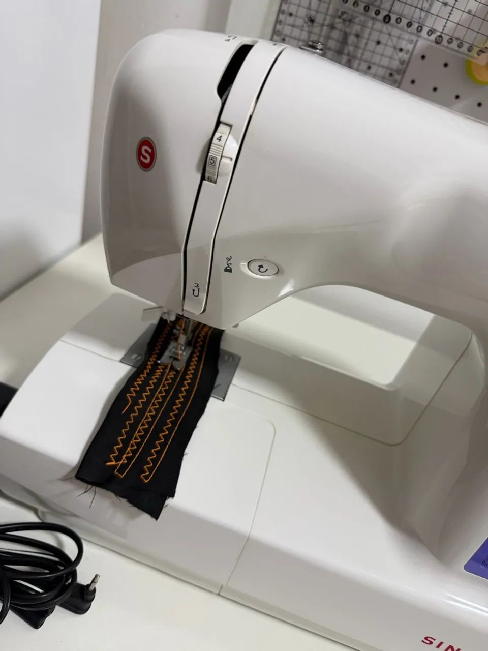 Máquina Singer doméstica  - Foto 3